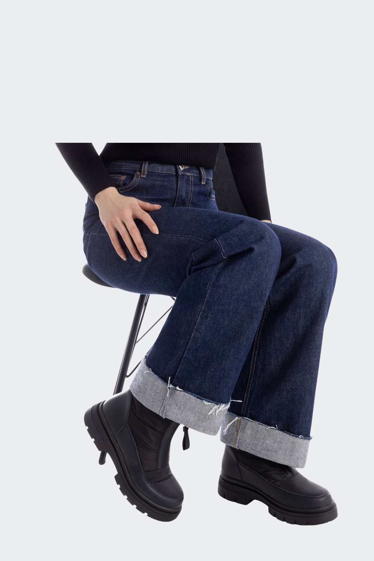Ankle boot with front zip