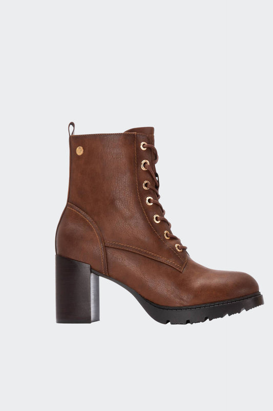 Botim com salto atacador